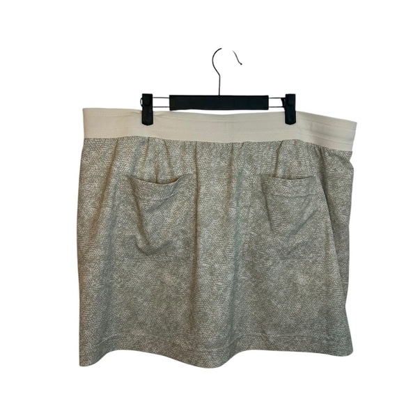 Athleta Snakeskin Chelsea Print Cargo Skort - Picture 2 of 7